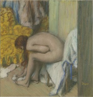 Photo de Femme à sa toilette essuyant son pied gauche