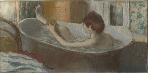 Photo de Femme dans son bain se lavant la jambe gauche 