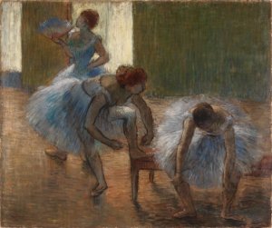 Photo de Three Dancers in a Dance Class