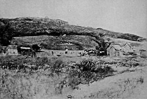 Photo de Ferme au pied d'une falaise