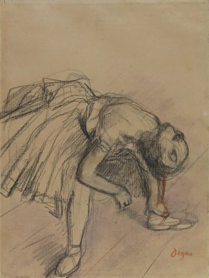 Photo de Danseuse assise ajustant son chausson
