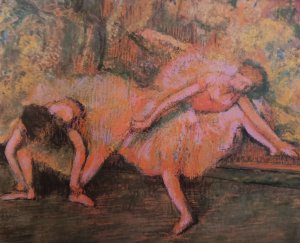 Photo de Deux danseuses assises sur une banquette