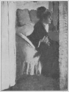 Femme vue de profil, assise dans un fauteuil.