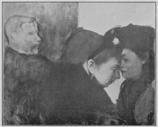 Deux femmes et un homme, vus en buste et de profil.