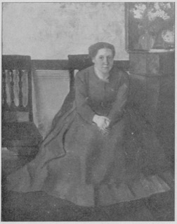 Portrait d'une jeune femme en robe brune