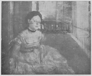 Femme assise près d'un balcon