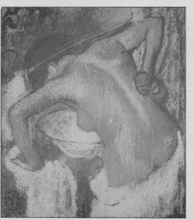 Femme s'épongeant le dos