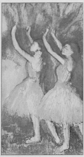 Deux danseuses, les bras levés.