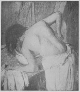 Femme s'épongeant le dos