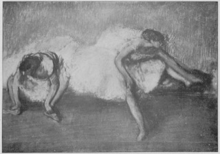 Danseuses assises, rajustant leurs chaussons