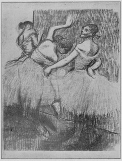 Trois danseuses debout près d'un portant