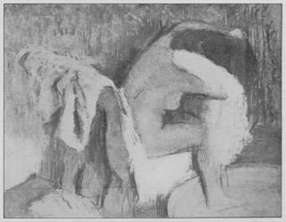 Femme assise et vue de profil, s'essuyant.