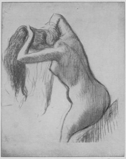 Femme s'essuyant les cheveux