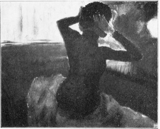 Femme assise devant une glace et mettant son chapeau.