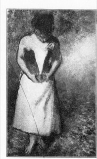 Femme debout et vue de face, agrafant son corset.