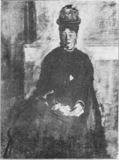 Jeune femme en robe noire et gants blancs, vue de face