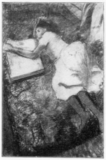 Femme couchée sur un divan et regardant un album