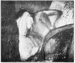 Femme vue de dos, s'essuyant les cheveux