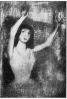 Danseuse en bleu, les bras levés