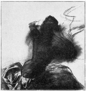 Femme en robe noire, assise et vue de dos
