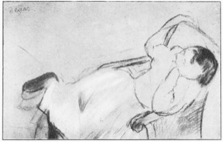 Femme se reposant dans un fauteuil