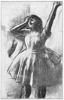 Danseuse vue de face, le bras gauche levé