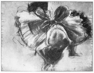 Danseuse assise, rajustant sa chaussure
