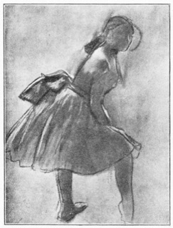 Danseuse debout, vue de profil.
