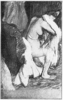 Après le bain : femme, assise chaussée de mules jaunes, s'essuyant les cheveux.