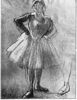 Danseuse rajustant sa jupe