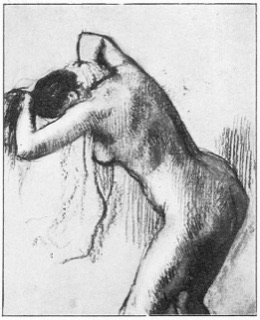 Femme s'essuyant les cheveux