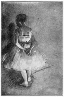 Danseuse, les mains croisées derrière le dos