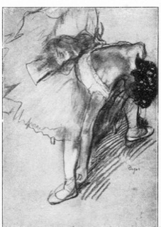 Danseuse rattachant son chausson.