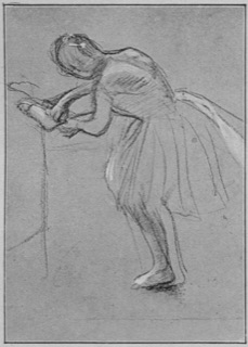 Danseuse raccommodant son chausson.