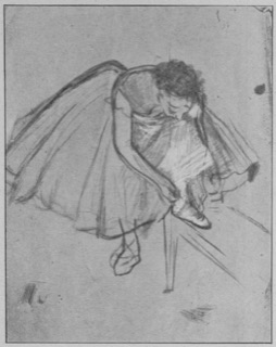 Danseuse rajustant son chausson
