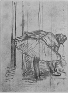 Dans les coulisses : danseuse rajustant son chausson