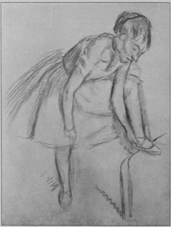 Danseuse rajustant son chausson.
