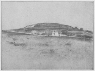 Maisons au pied d'une falaise