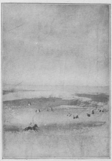 Cavalier et promeneurs au bord de la mer