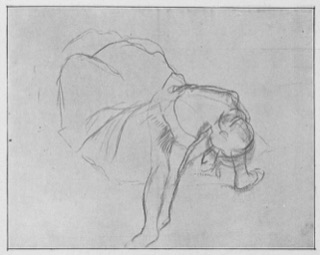 Danseuse rajustant son chausson.