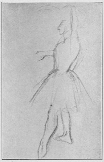 Danseuse debout, le bras gauche levé.