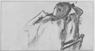 Femme se coiffant